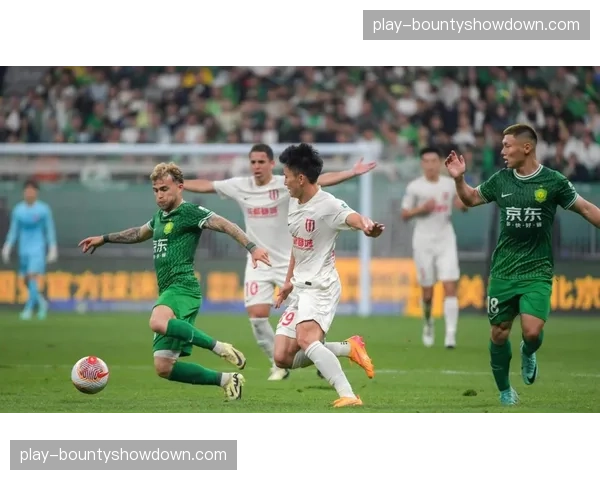 国安高位逼抢体系成型,三线保持紧凑压缩对手进攻空间 国安高位逼抢体系成型,三线保持紧凑压缩对手进攻空间